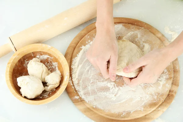 Préparation de pâte à pizza isolée sur blanc — Photo