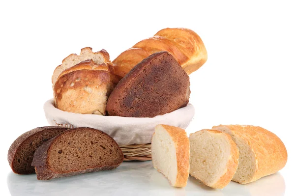 Pane fresco in cesto isolato su bianco — Foto Stock