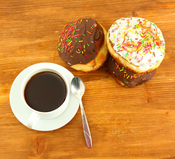 Smakelijke donuts op kleurplaat op houten achtergrond — Stockfoto