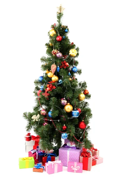 Árbol de Navidad decorado con regalos aislados en blanco —  Fotos de Stock