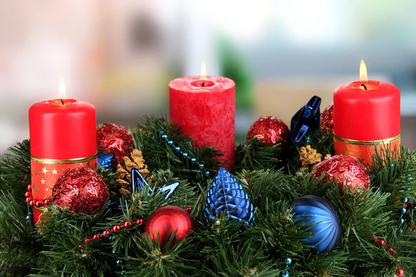 Hermosa corona de Navidad en el fondo de la habitación —  Fotos de Stock