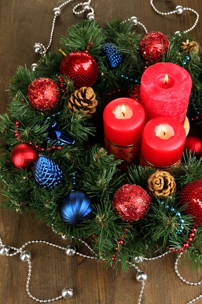 木製のテーブルのクローズ アップの美しいクリスマスの花輪 — ストック写真
