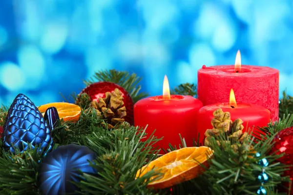 Schöner Weihnachtskranz auf blauem Hintergrund — Stockfoto