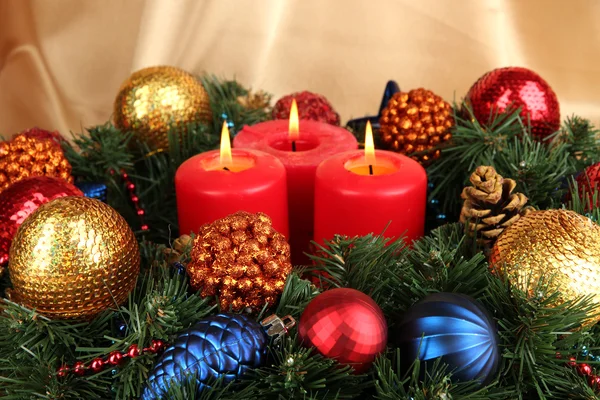 Hermosa corona de Navidad sobre fondo de tela de oro — Foto de Stock