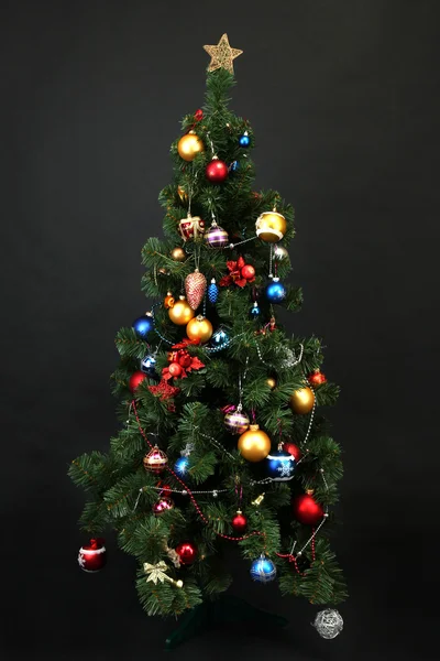 Árbol de Navidad decorado aislado en negro —  Fotos de Stock