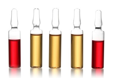 tıbbi ampul parlak sıvı ile üzerine beyaz izole