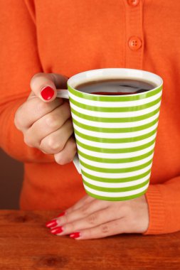 bir fincan tutan eller sıcak içecek, yakın çekim