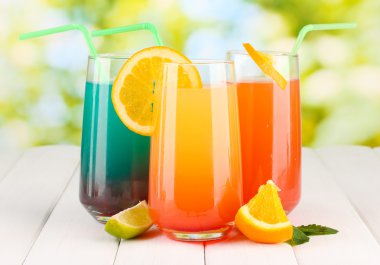 ahşap masa parlak zemin üzerinde üç kokteyller