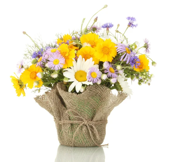 Hermoso ramo de flores silvestres brillantes en maceta, aislado en blanco —  Fotos de Stock