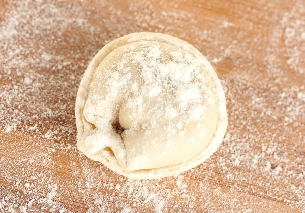 Rå dumpling på trä bakgrund närbild — Stockfoto