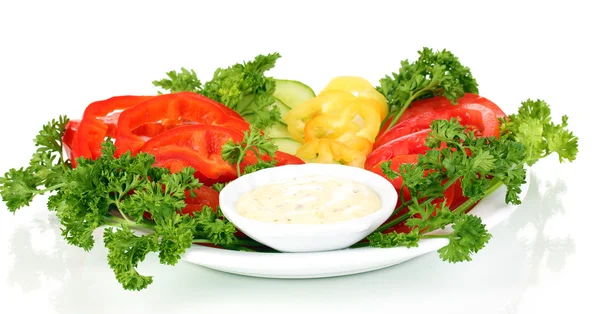 Verduras picadas y salsa en plato aislado en blanco — Foto de Stock