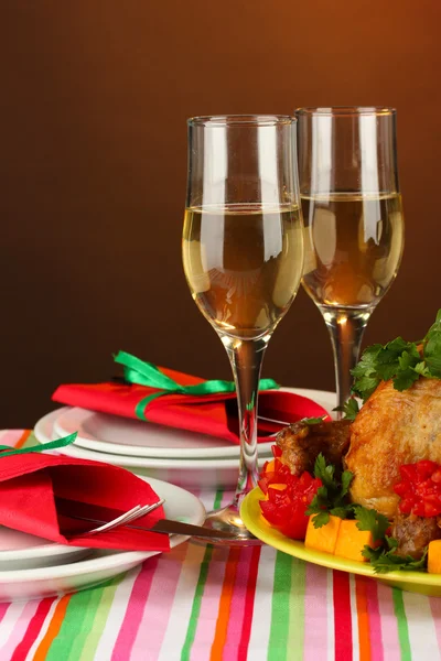 茶色の背景のクローズ アップにロースト チキンと宴会テーブル。感謝祭の日 — ストック写真