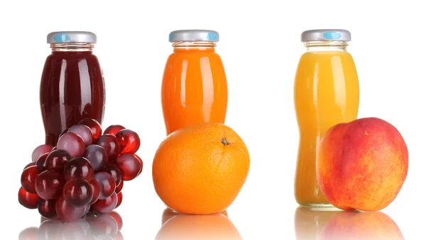 Deliciosas uvas, zumo de naranja y manzana en botella de vidrio y fruta a su lado aislada en blanco —  Fotos de Stock