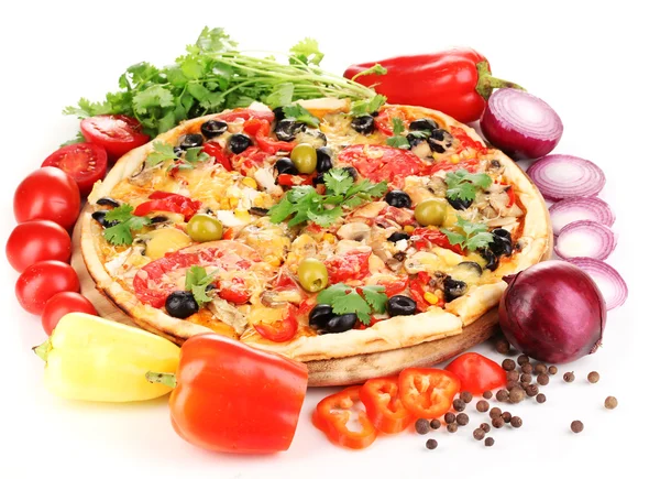Heerlijke pizza met ingrediënten rond geïsoleerde op wit — Stockfoto