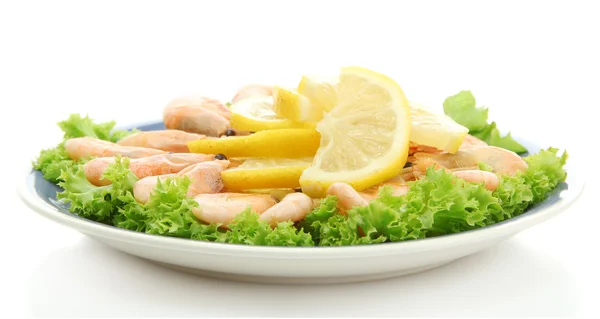 Boiled shrimps with lemon and lettuce leaves on plate, isolated on white — Stock Photo, Image