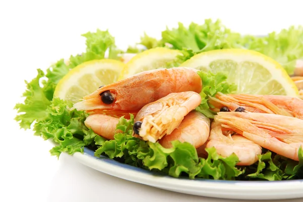 Boiled shrimps with lemon and lettuce leaves on plate, isolated on white — Stock Photo, Image