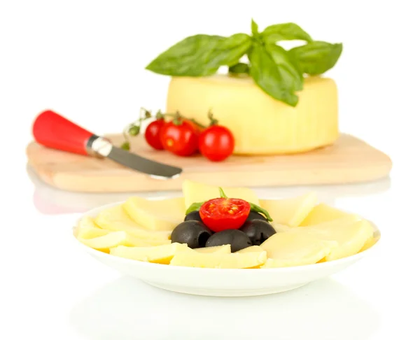 Üzerine beyaz izole tabakta sebze ile Mozzarella peyniri dilimlenmiş — Stok fotoğraf