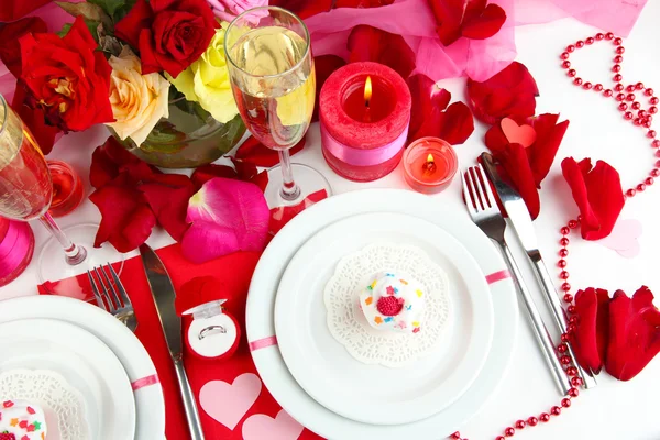 Table setting in honor of Valentine's Day close-up — Stock Photo, Image