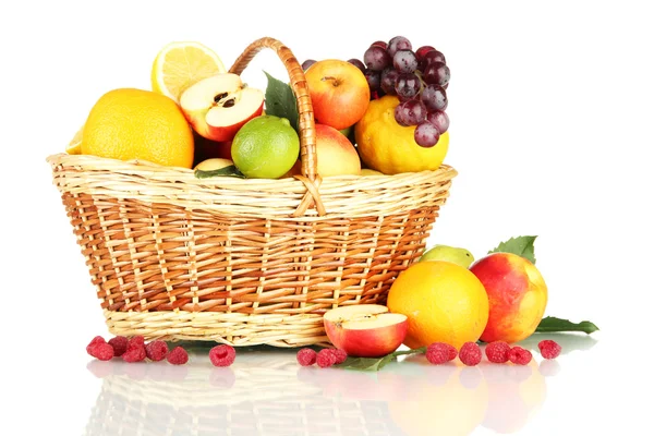 Surtido de frutas exóticas en cesta, aisladas en blanco — Foto de Stock