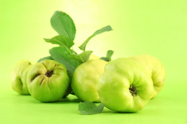 나뭇잎, 녹색 배경으로 달콤한 quinces — 스톡 사진