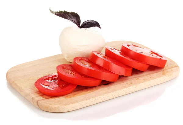 美味的奶酪配蕃茄在菜板上白色隔离 — 图库照片