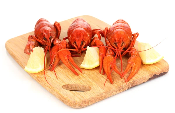 Doğrama kurulu üzerinde beyaz izole olarak lezzetli haşlanmış crayfishes — Stok fotoğraf