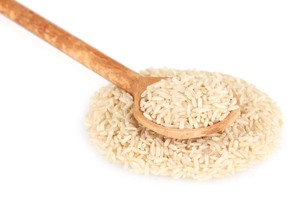Reis in Holzlöffel isoliert auf weißem Hintergrund — Stockfoto