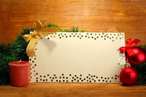 Красивая рождественская композиция с пустой открыткой на деревянном фоне — стоковое фото