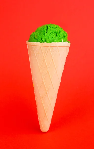 Primeur voor de kiwi's ice cream in de wafel kegel op rode achtergrond — Stockfoto