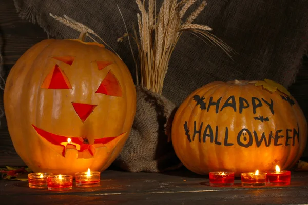 Calabazas de Halloween sobre fondo oscuro —  Fotos de Stock