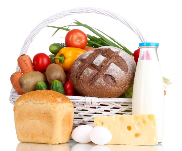 Composição com legumes e frutas em cesta de vime isolado em branco — Fotografia de Stock