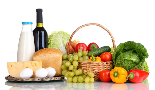 Composição com legumes e frutas em cesta de vime isolado em branco — Fotografia de Stock