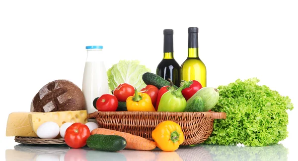 Composition avec légumes dans un panier en osier isolé sur blanc — Photo