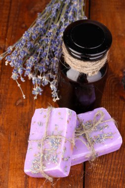 Lavanta çiçekleri ve kavanozlar