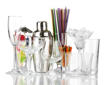 kokteyl shaker ve üzerinde beyaz izole gözlük