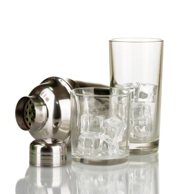 kokteyl shaker ve üzerinde beyaz izole gözlük