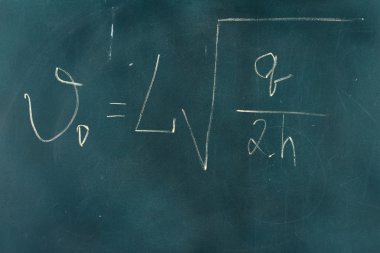 blackboard tebeşir ile yazılı fizik formülü.