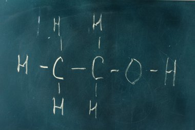blackboard tebeşir ile yazılı kimyasal yapısı formülü.