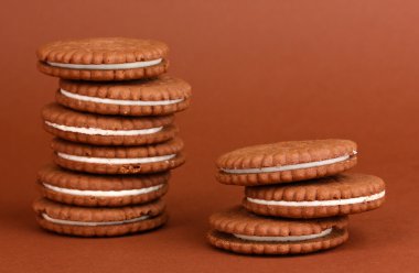 kahverengi zemin üzerine krem tabakası ile çikolatalı kurabiye