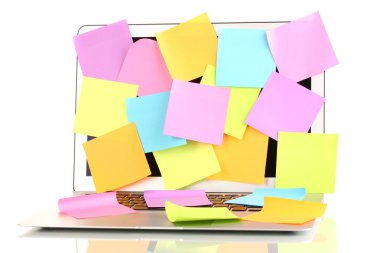 Boş etiketleri üzerinde beyaz izole olan dizüstü bilgisayar