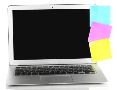 Boş etiketleri üzerinde beyaz izole olan dizüstü bilgisayar