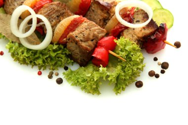 lezzetli ızgara et ve sebzelerin üzerine beyaz izole şiş üzerinde