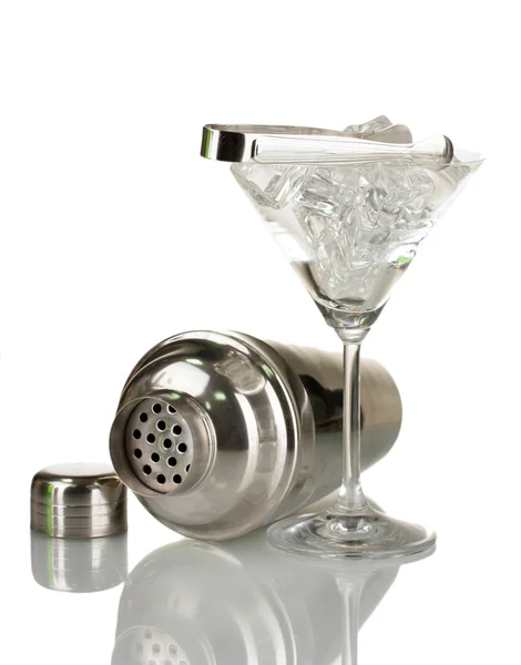 Cocktailshaker und Cocktailglas isoliert auf weiß — Stockfoto