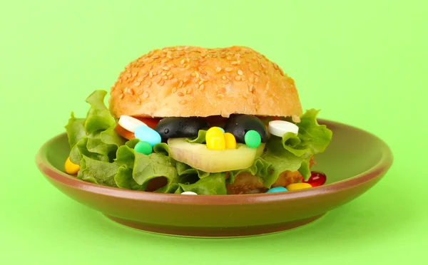Fogalmi kép tápanyag ellátás: válogatott vitaminok és táplálék-kiegészítők a bun. A háttér színe — Stock Fotó