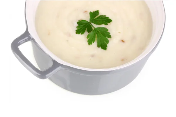 Purée de pommes de terre dans une casserole isolée sur blanc — Photo