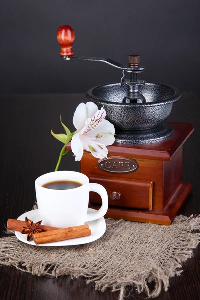 Cup of coffee with coffee mill on wooden table — Stock Photo, Image