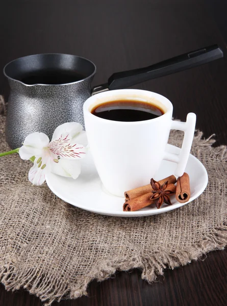 Taza blanca de café turco con cafetera en mesa de madera —  Fotos de Stock