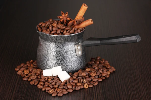 Kahverengi masa üstünde kahve makinesi — Stok fotoğraf