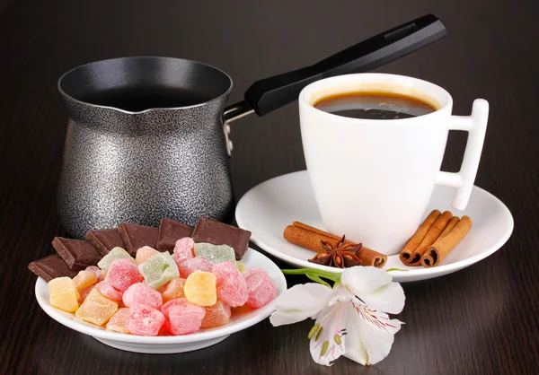 Tasse Kaffee mit Rahat Delight und Kaffeekanne auf Holztisch — Stockfoto