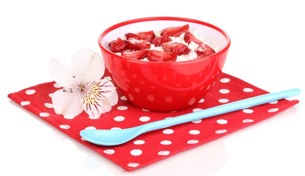 Cottage cheese in red bowl with sliced strawberries isolated on white — Stock Photo, Image